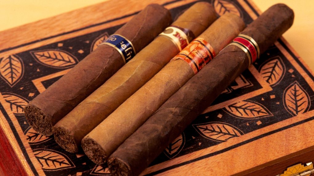 Hand-rolled cigars for Tobacco Mix 9004 flavour